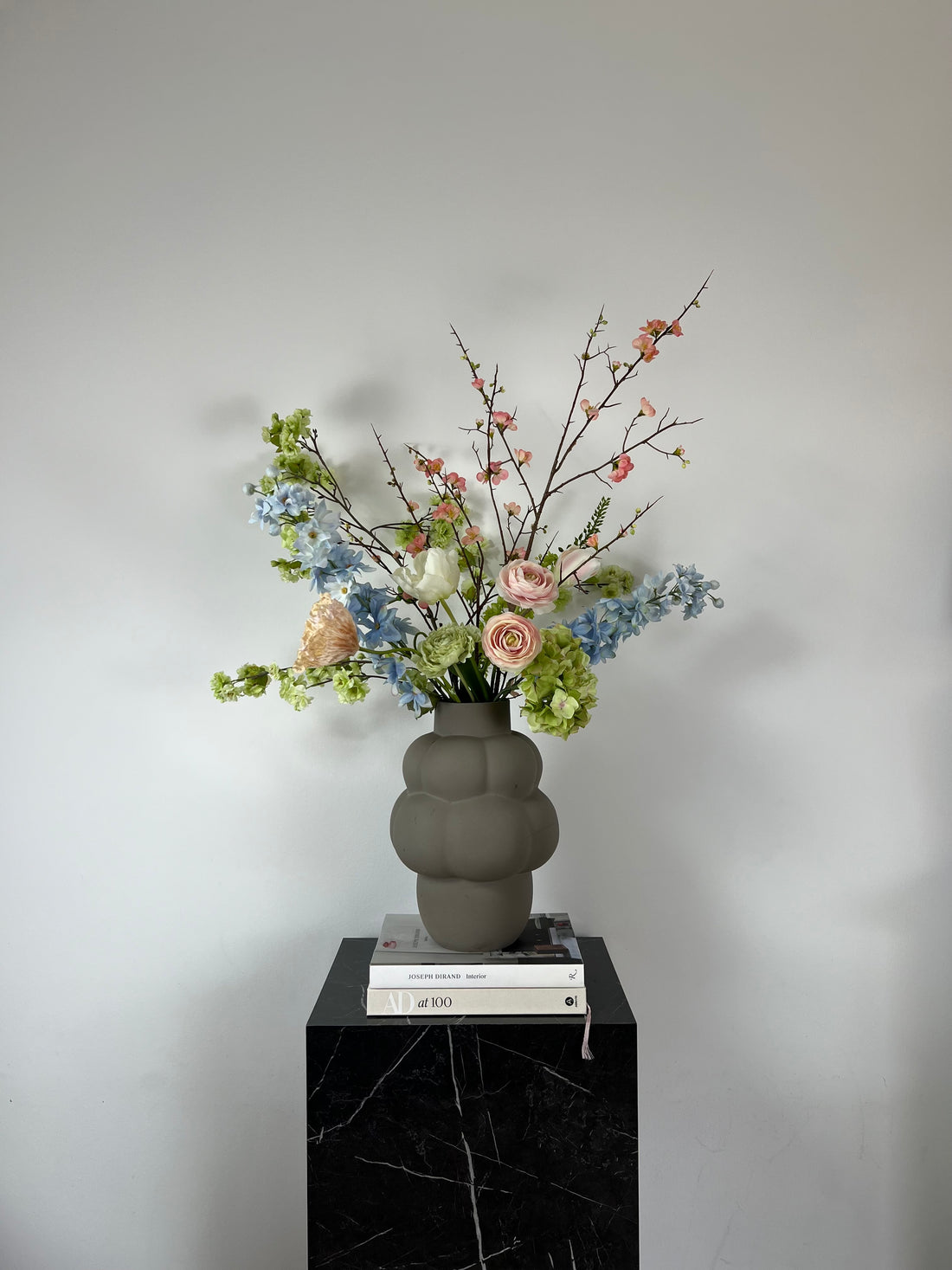 Kunstblumen und frische Blumen: Die perfekte Kombination für abwechslungsreiche Dekorationen